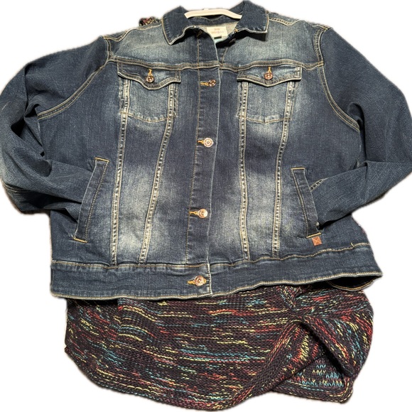 ❤️🌹🌹 LuLaRoe denim jacket. With rose 🌹 colored buttons. - Picture 5 of 9